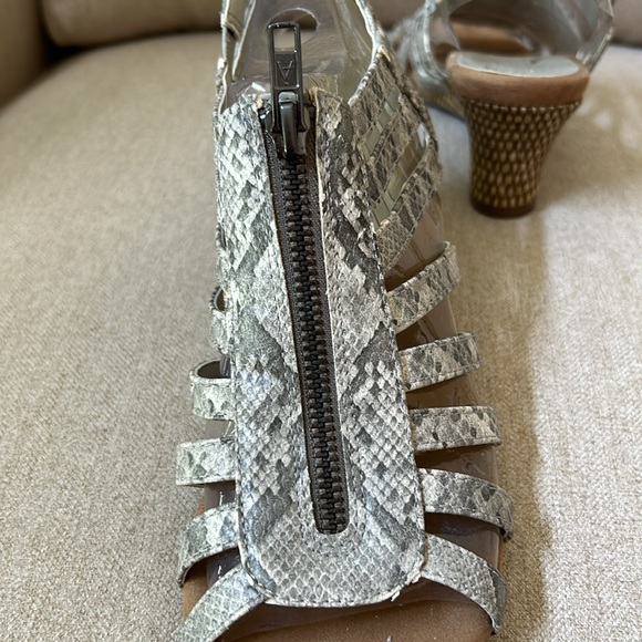 Aerosols HeelRest Sandals - Picture 8 of 8